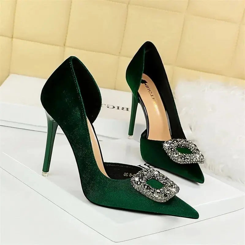 Scarpin Luxo – Salto Super Alto, Bico Fino, Detalhe Lateral Vazado, Fivela com Cristais em Veludo
