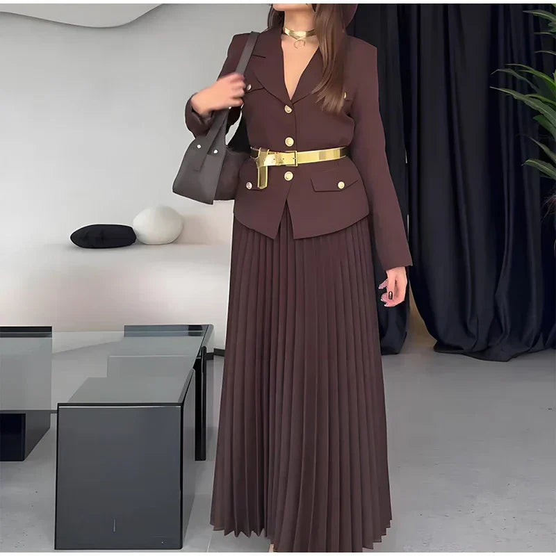 Conjunto Elegante com Casaco Alongado e Saia Plissada – Sofisticação em Dois Tempos