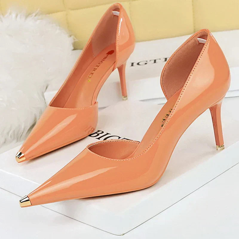 Scarpin – Salto Fino em Verniz Preto, Bico Fino Metalizado e Elegante