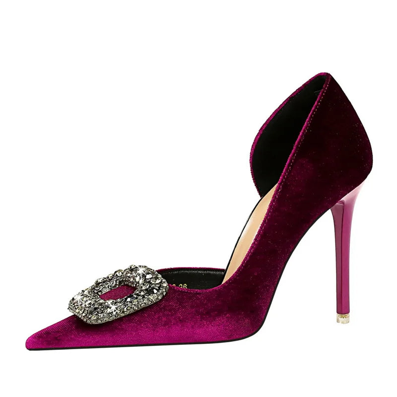 Scarpin Luxo – Salto Super Alto, Bico Fino, Detalhe Lateral Vazado, Fivela com Cristais em Veludo