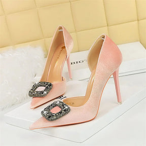 Scarpin Luxo – Salto Super Alto, Bico Fino, Detalhe Lateral Vazado, Fivela com Cristais em Veludo