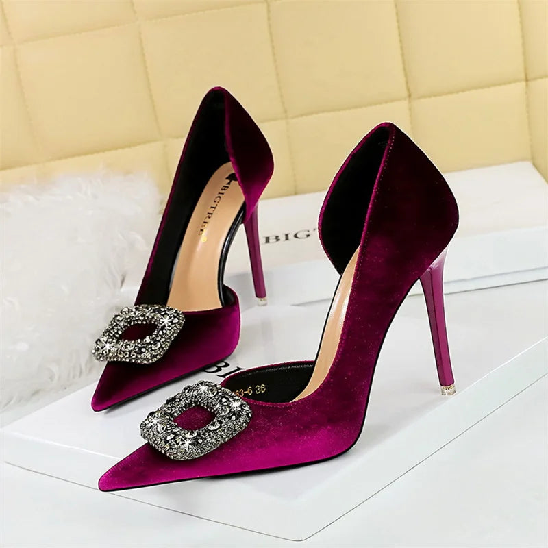 Scarpin Luxo – Salto Super Alto, Bico Fino, Detalhe Lateral Vazado, Fivela com Cristais em Veludo