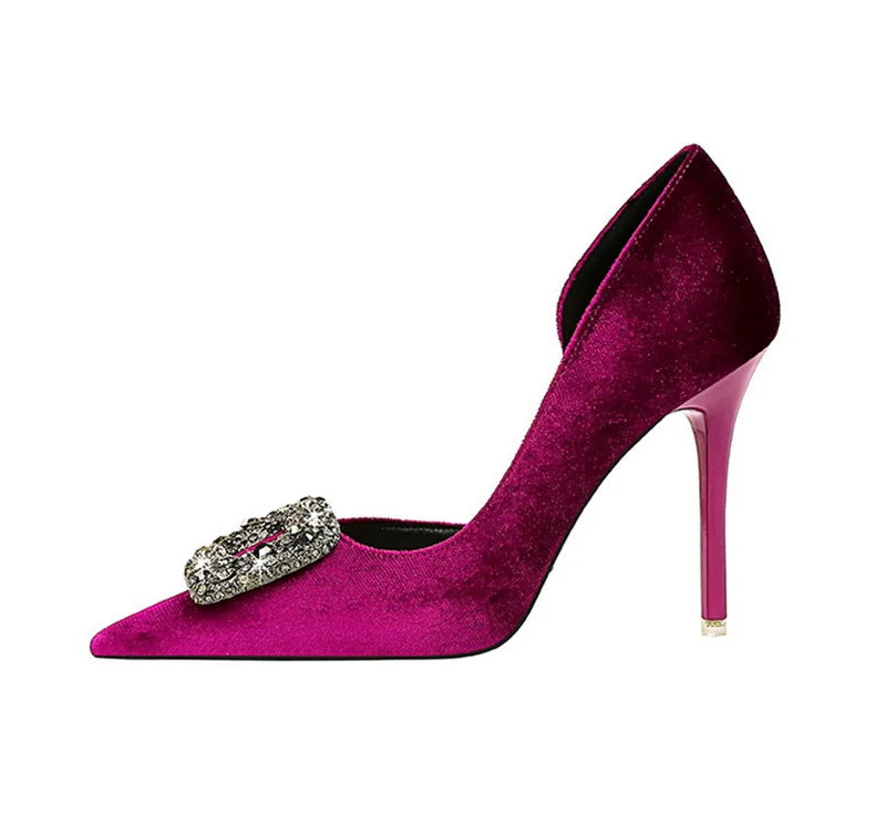 Scarpin Luxo – Salto Super Alto, Bico Fino, Detalhe Lateral Vazado, Fivela com Cristais em Veludo