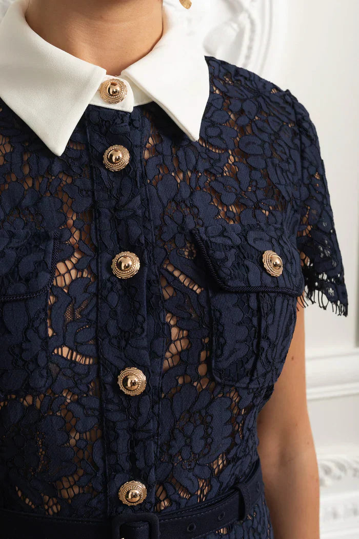 Vestido de Renda Luxo – Bordado Elegante, Botões Metalizados, Manga Curta