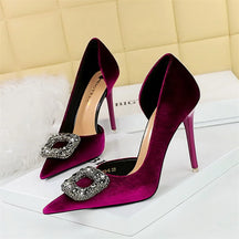 Scarpin Luxo – Salto Super Alto, Bico Fino, Detalhe Lateral Vazado, Fivela com Cristais em Veludo