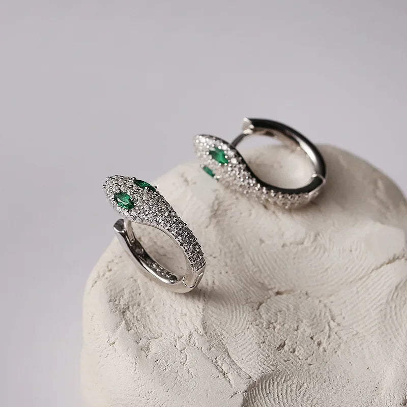 Brincos 925 Prata – Olhos de Serpente Verde, Luxo Leve e Elegante, Versáteis