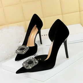 Scarpin Luxo – Salto Super Alto, Bico Fino, Detalhe Lateral Vazado, Fivela com Cristais em Veludo